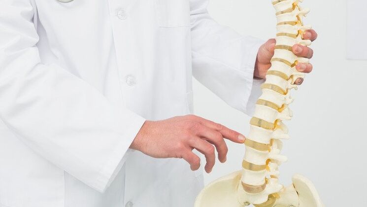 Léiríonn an dochtúir an próiseas forbartha osteochondrosis